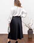 Стилна дамска блуза с висока яка и връзки, модел YR, 100% полиестер, черна и елегантна за ежедневна визия.