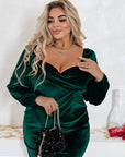 Къса кадифена рокля NewYear25 с вискоза и памук, изображение на модел, подходяща за празничен стил.