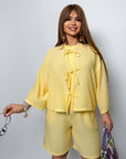 Ленен комплект с къси панталони от смес лен и полиестер, светъл цвят, подходящ за летни дни, показан на изображението.