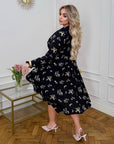 Ефирна рокля на цветя от полиестер, с лек и летящ дизайн, подходяща за летни и ежедневни случаи.