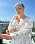 Женска рокля на цветя от памучна смес, с флорални мотиви и лека структура, подходяща за пролет и лято.