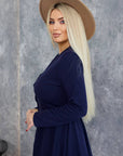 Къса рокля с копчета от Twiggy Shop, показана на модел, с кратък ръкав и стилен дизайн, подходяща за летни дни.