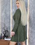 Къса рокля с копчета от Twiggy Shop, изображение на бяла рокля с дълги ръкави и кройка до коляното.