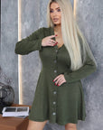 Къса рокля с копчета от Twiggy Shop, показана на модел, с дължина до коленете и елегантен дизайн.