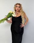 Дълга сатенена рокля, модел NewYear25, в бял цвят с гладък и луксозен дизайн, от полиестер и вискоза.