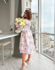 Миди рокля от органза с цветен принт, изработена от 100% полиестер, изображение на елегантна рокля с флорални мотиви.