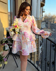 Къса цветна рокля с волани, произведена от полиестер и ликра, за празничен стил и комфорт.