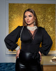 Кожен панталон от марката NewYear25, с полиамидова материя, показан в черен цвят, подходящ за стилен облик.