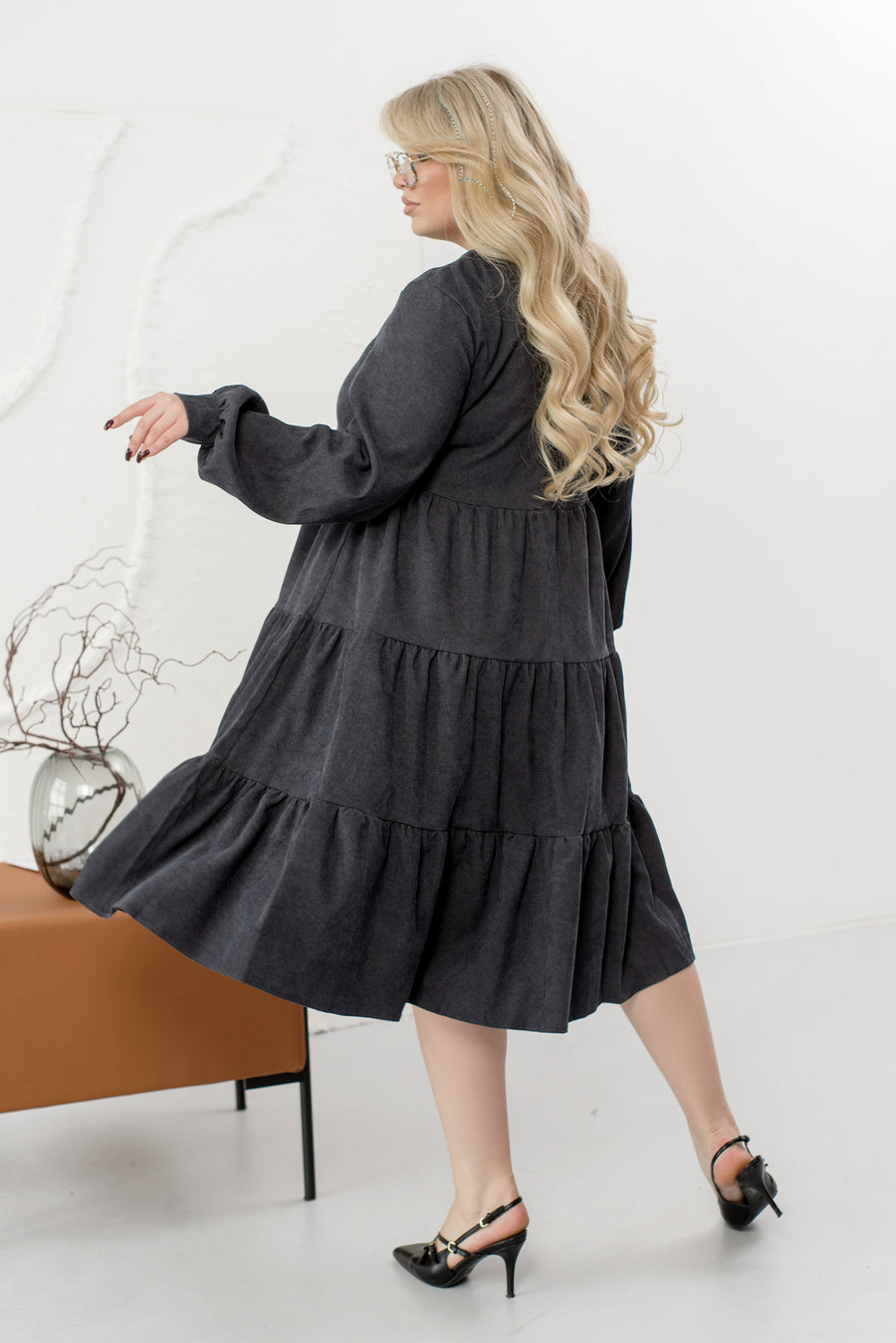 Рокля от рипсено кадифе с волани