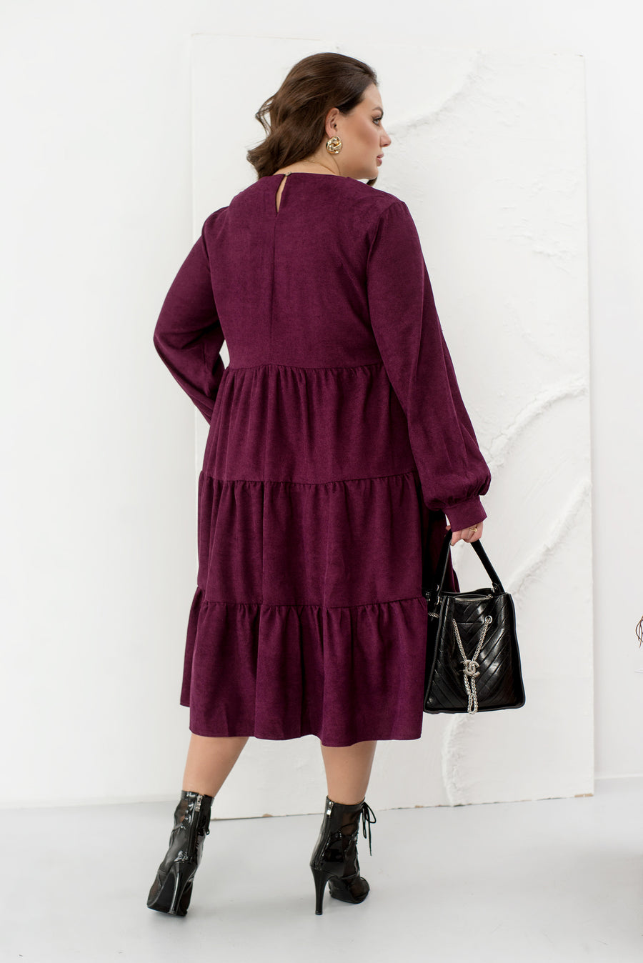 Рокля от рипсено кадифе с волани