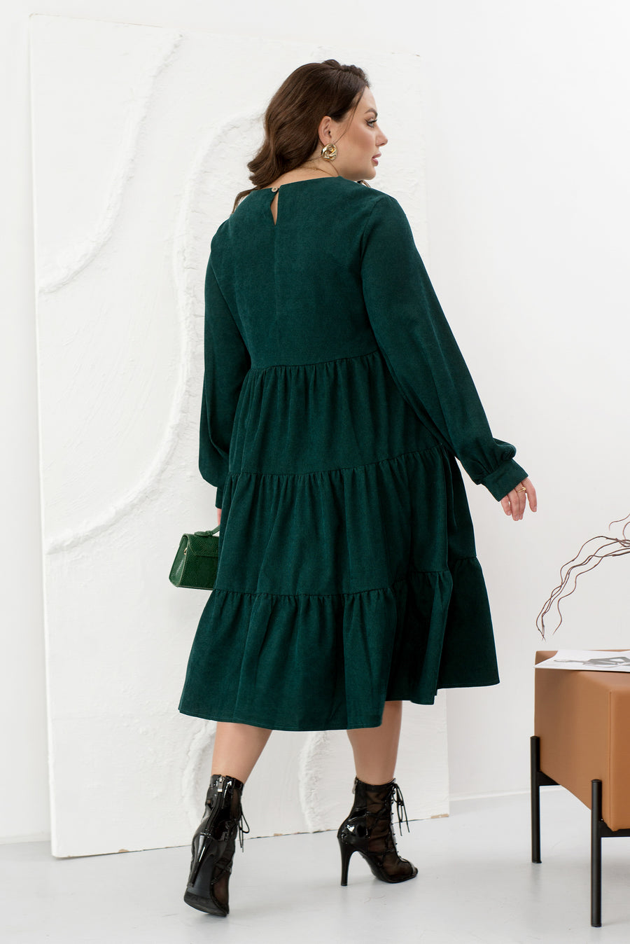 Рокля от рипсено кадифе с волани