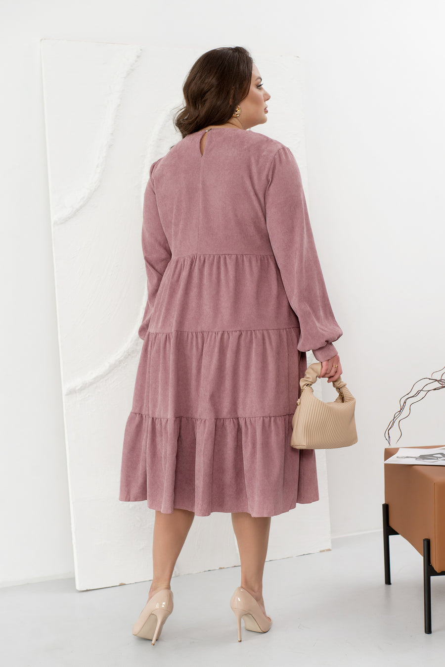 Рокля от рипсено кадифе с волани