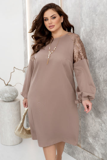 Вталена рокля декорирана с бродерия