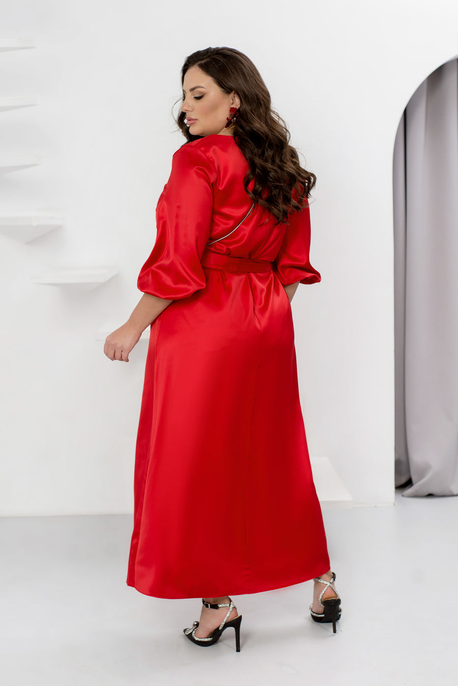 Дълга сатенена рокля