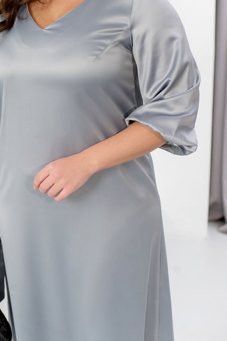 Дълга сатенена рокля