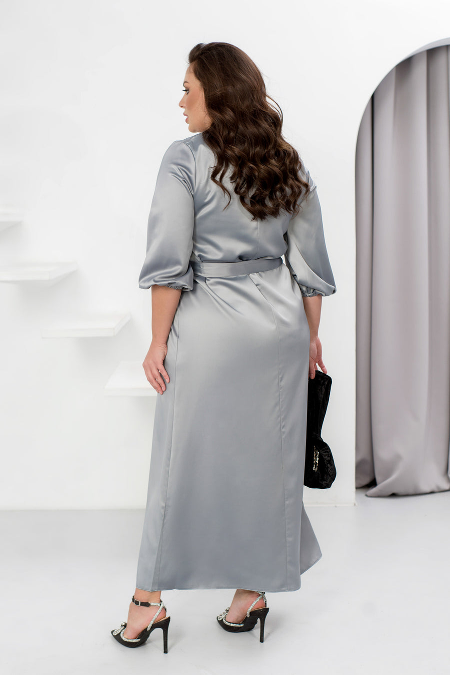 Дълга сатенена рокля