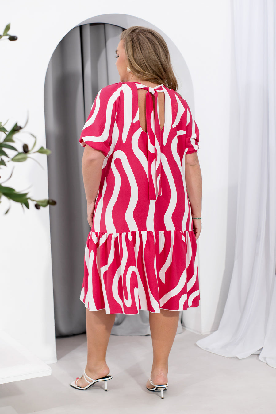 Къса рокля с отворен гръб - Twiggy Shop