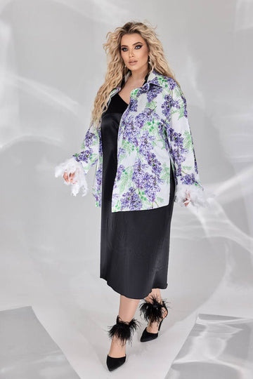Цветна Блуза с Декоративни Пера и Възможност за Различни Стилове Носене