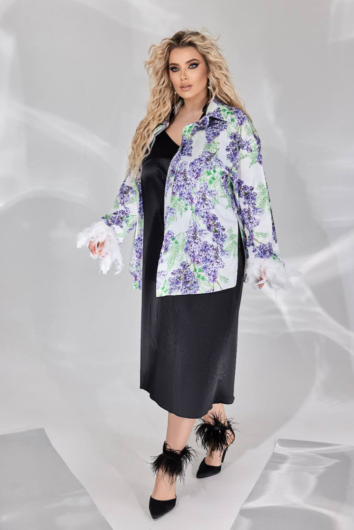 Цветна Блуза с Декоративни Пера и Възможност за Различни Стилове Носене