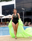 Цял бански от полиестер, модел на бранд Състав, показан на модел в морска обстановка.