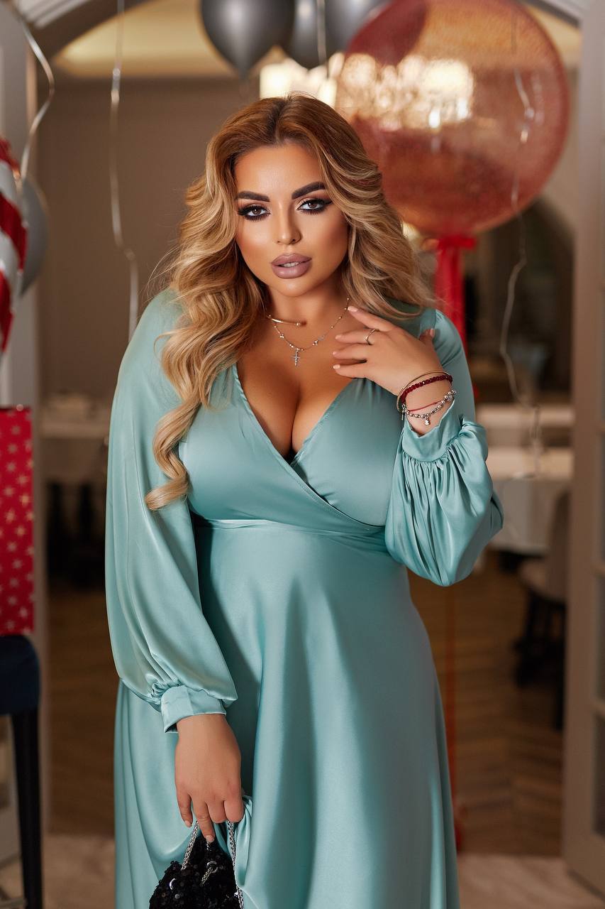 Дълга рокля с деколте - Twiggy Shop