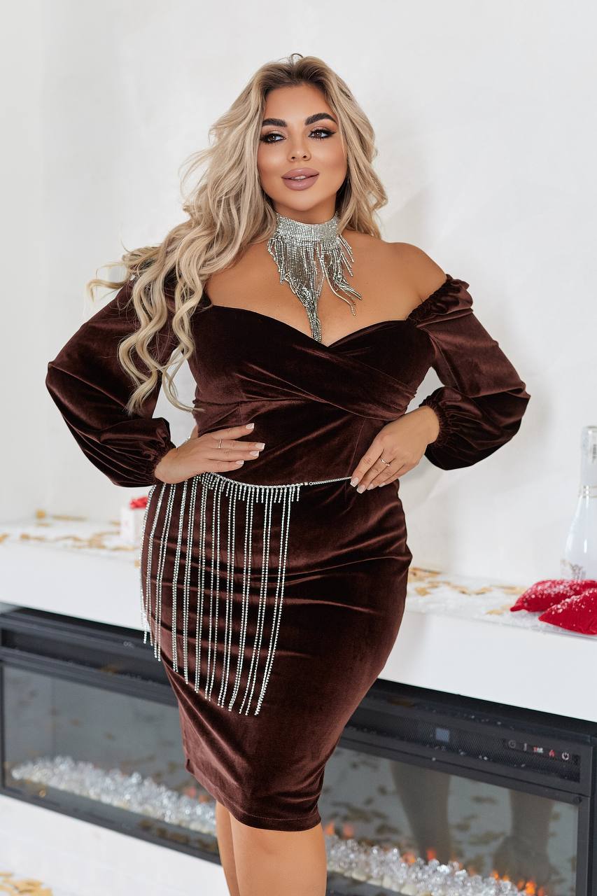 Къса кадифена рокля