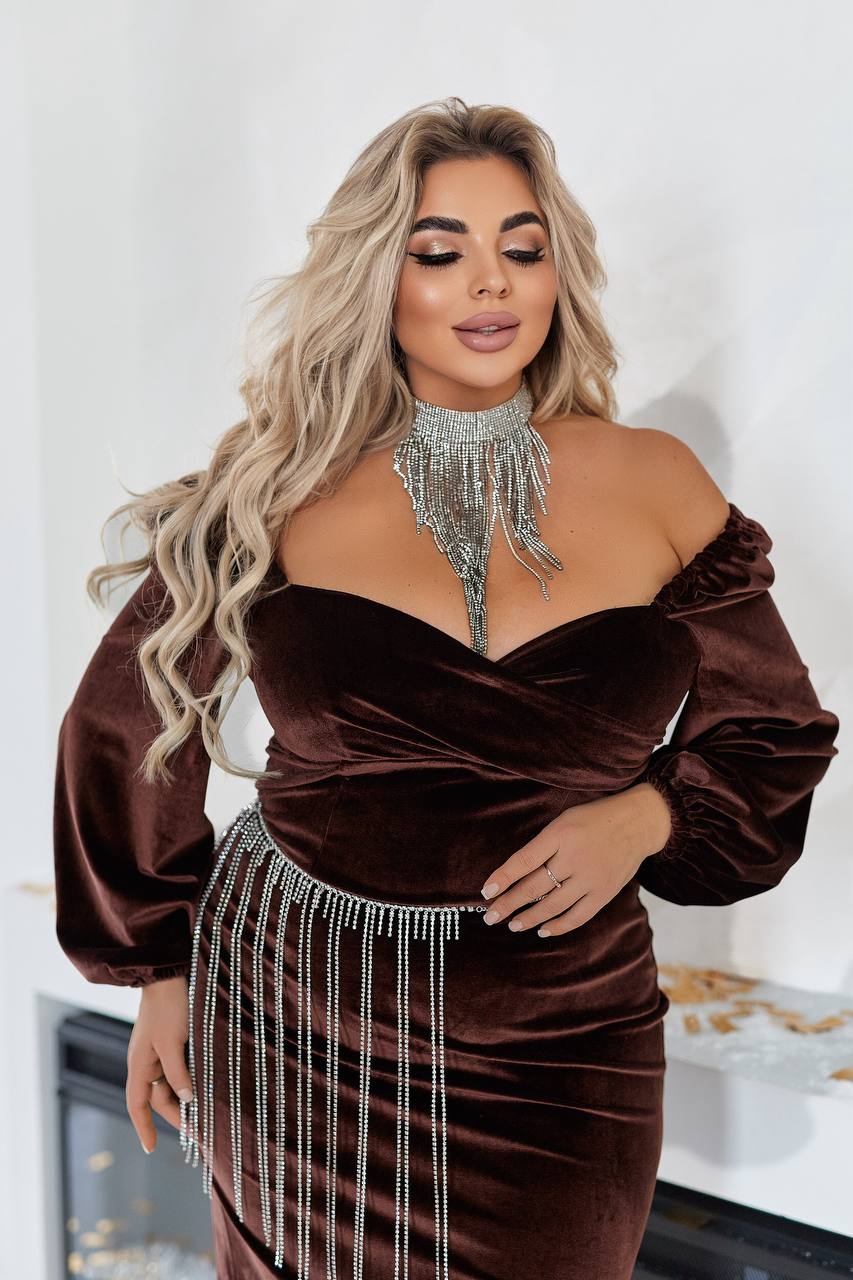 Къса кадифена рокля