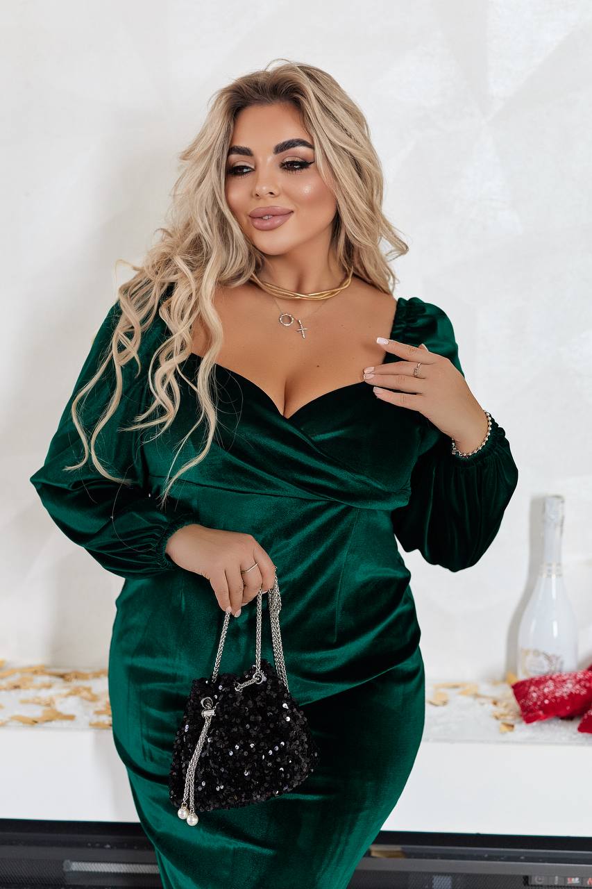 Къса кадифена рокля