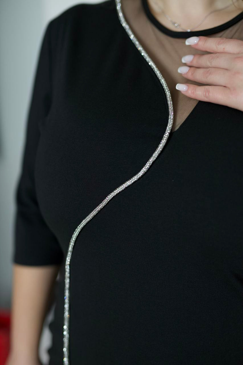 Рокля с впита кройка с камъни