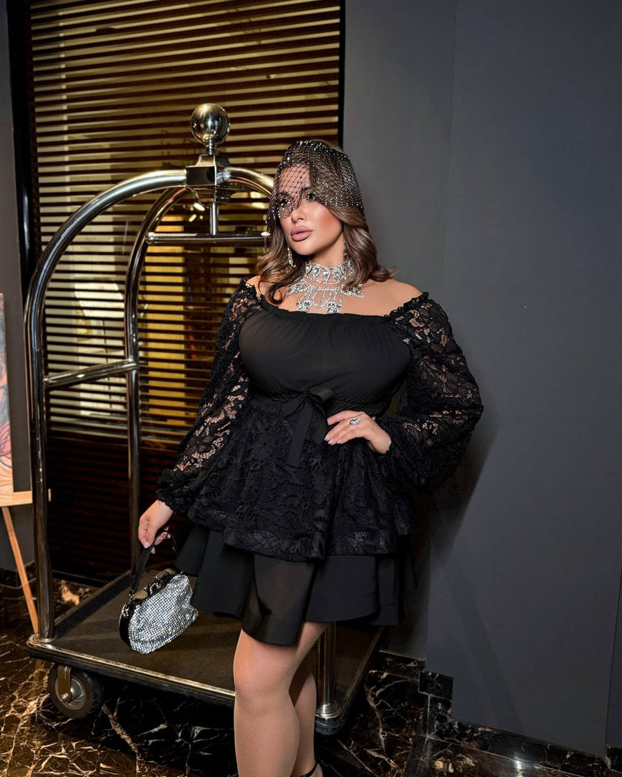 Къса рокля с дантела