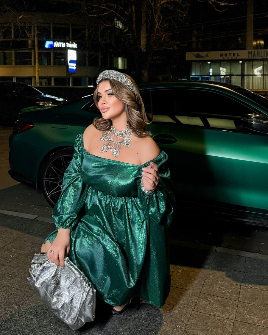 Къса блестяща рокля