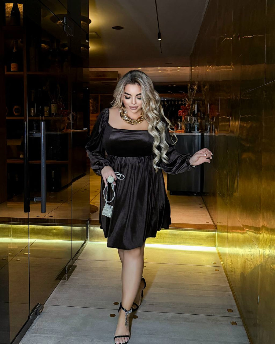 Къса кадифена рокля