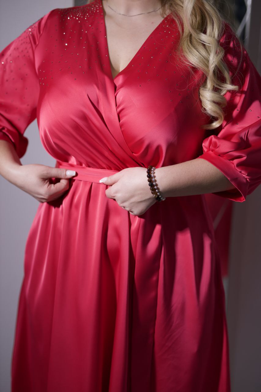 Сатенирана рокля с камъни