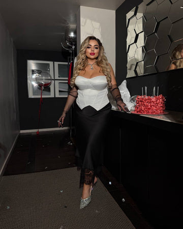 Сатенирана пола с дантела с дължина под коляното