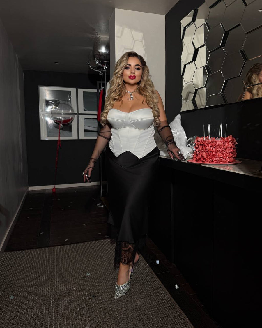 Сатенирана пола с дантела с дължина под коляното