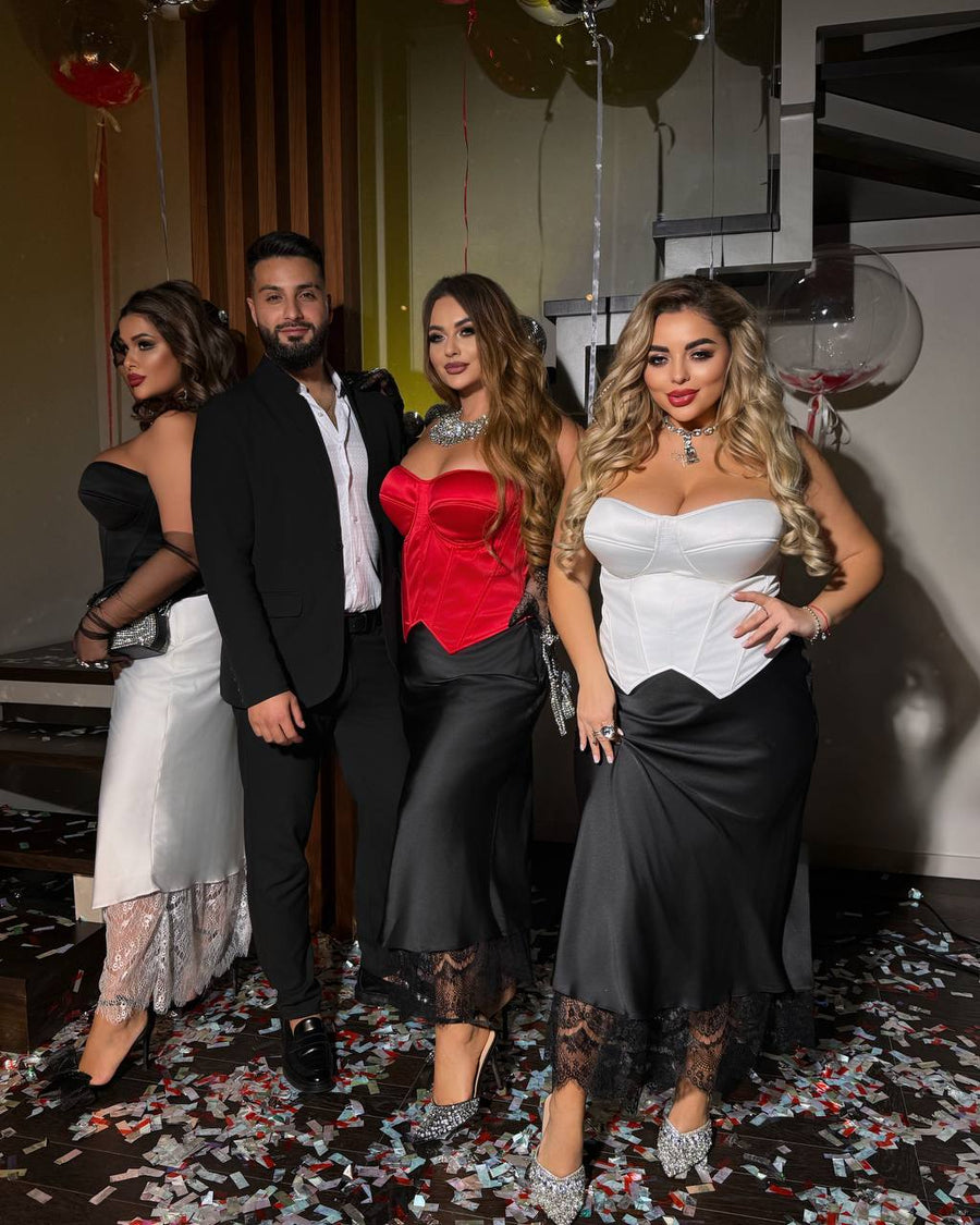 Сатенирана пола с дантела с дължина под коляното