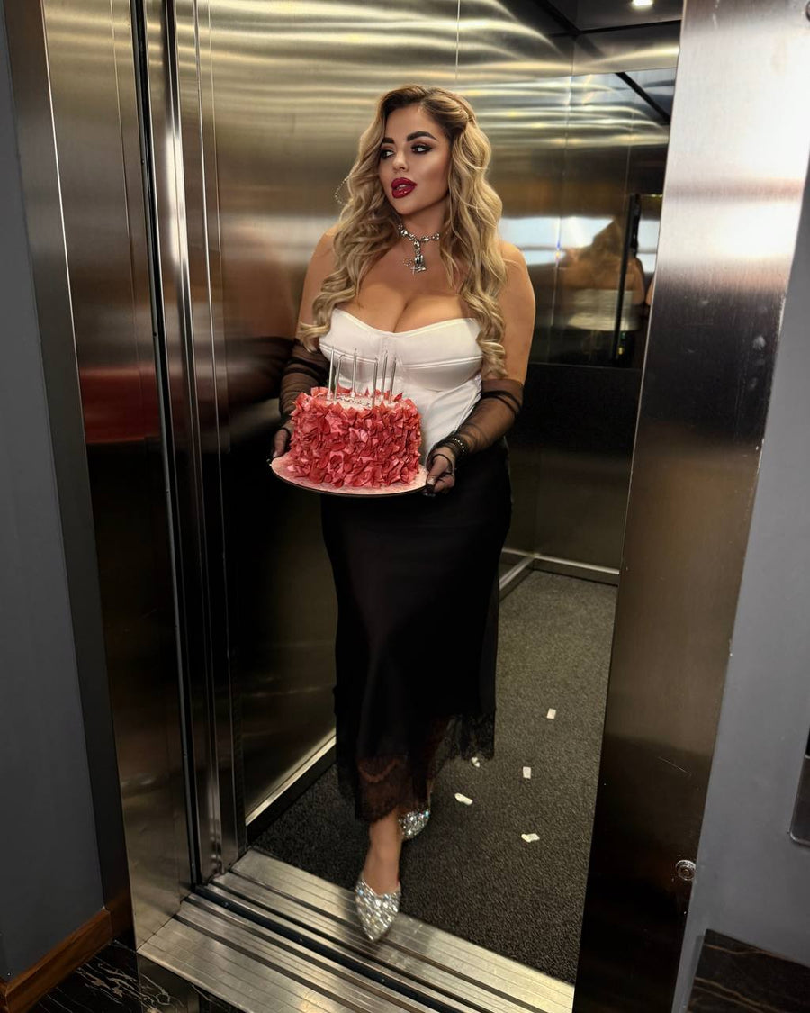 Сатенирана пола с дантела с дължина под коляното