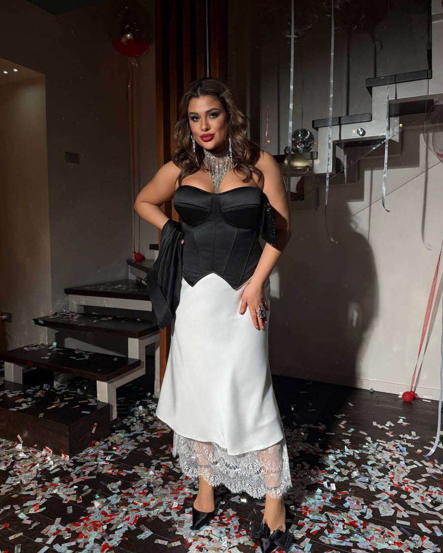 Сатенирана пола с дантела с дължина под коляното