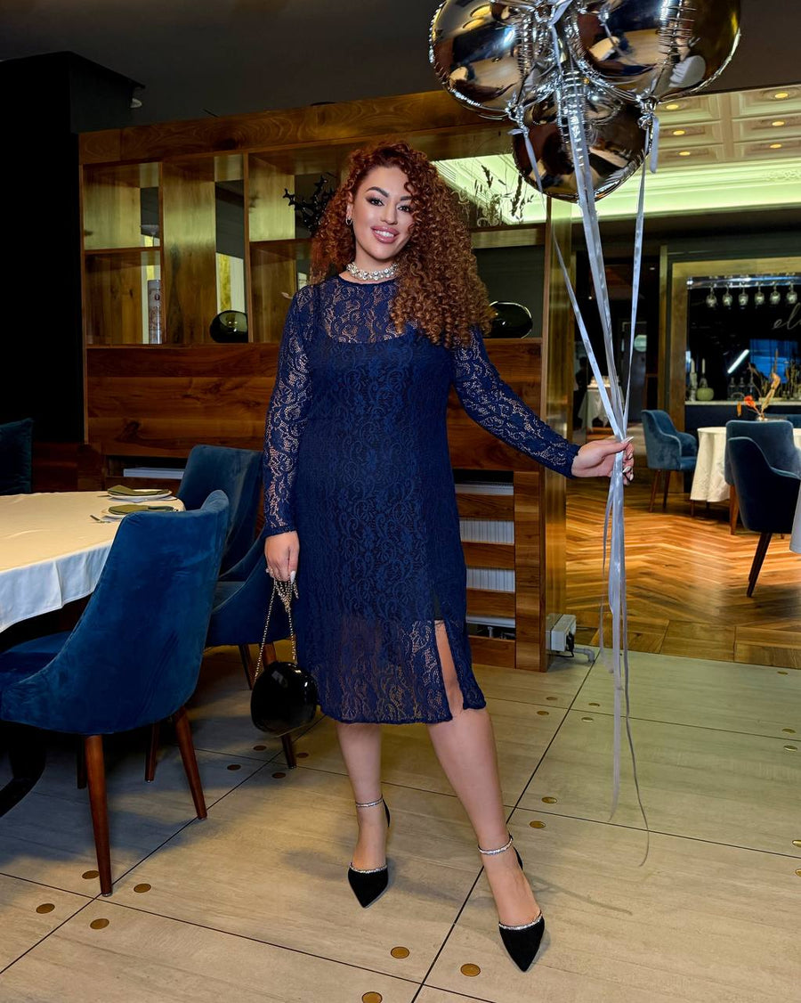 Дантелена рокля под коляното