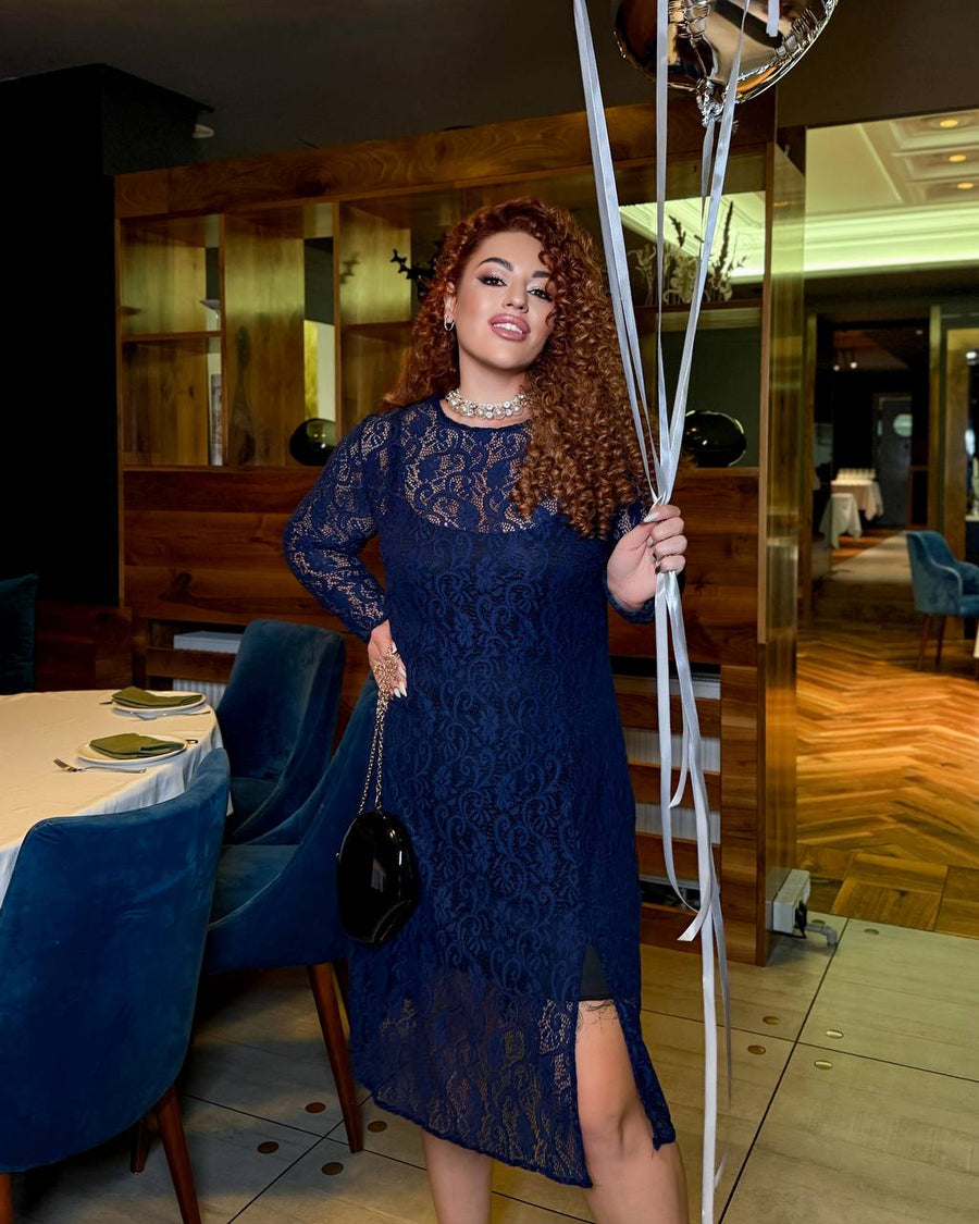 Дантелена рокля под коляното