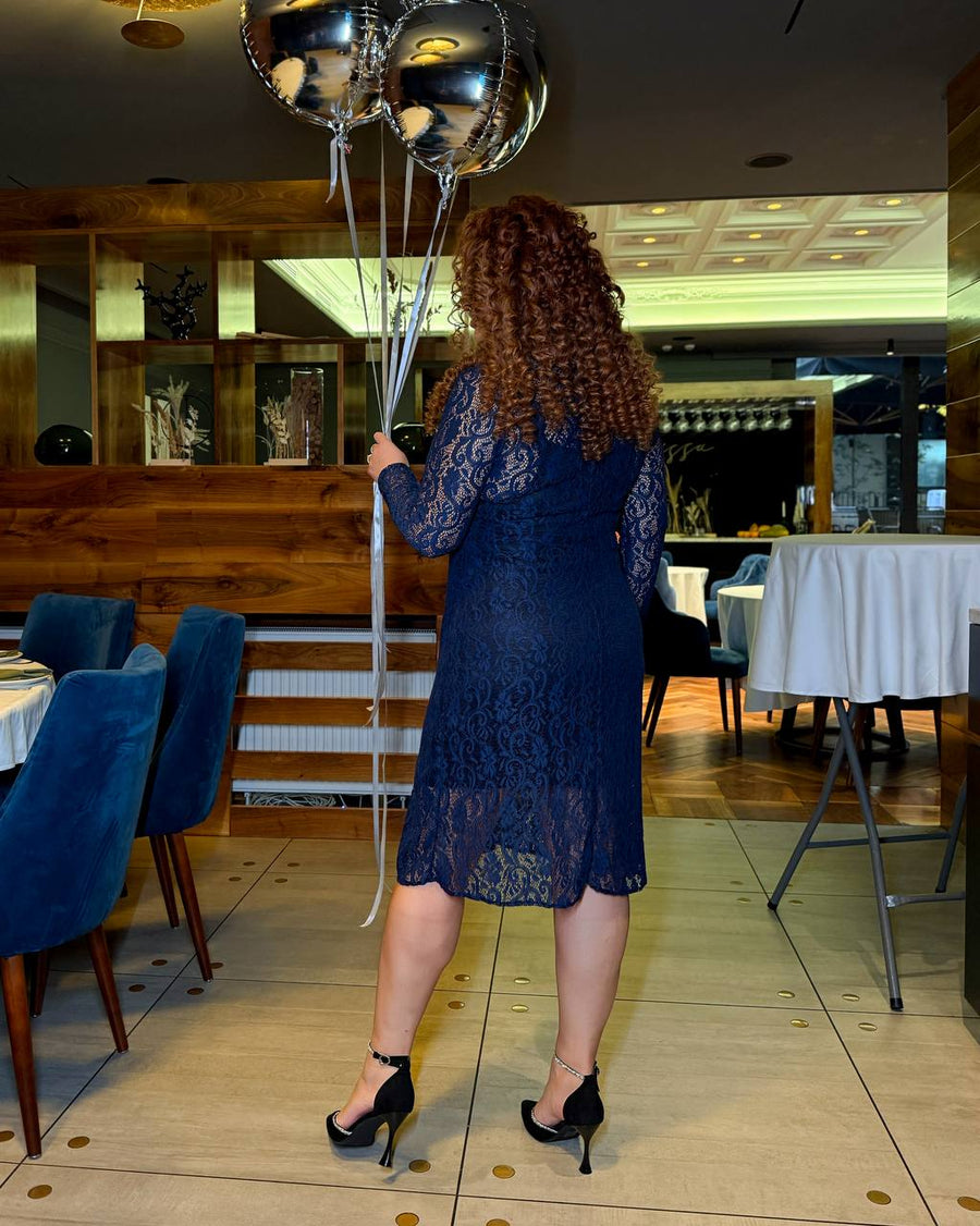 Дантелена рокля под коляното