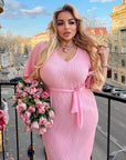 Плисирана рокля от полиестер с естествена текстура, модел от марка Състав, показана в изображението.