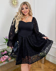 Къса рокля с дантелена пола, модел NewYear25, бяла, от памук, полиестер и еластан, с елегантен дизайн и детайли.