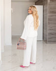 Комплект от структуриран трикотаж с полиестер и спандекс, показан върху модел, с ярки цветове и модерен дизайн.