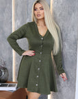 Къса рокля с копчета от Twiggy Shop, с кратка дължина и моден дизайн, показана на модел с аксесоари.
