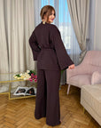 Комплект в свободна кройка от лен и полиестер, изображение на етикет и материи, подходящ за летен стил.