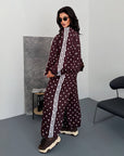 Трикотажен комплект с точки, 60% памук, 35% полиестер, 5% еластан, подходящ за комфорт и стил.