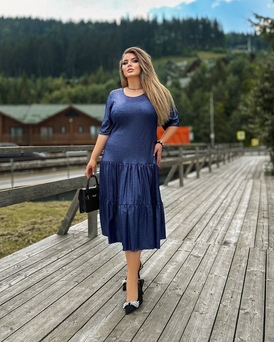 Рокля от блестяща материя с волани