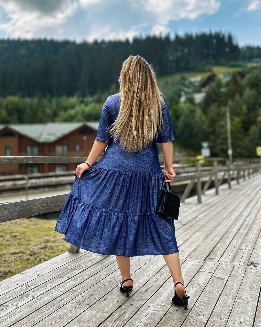 Рокля от блестяща материя с волани