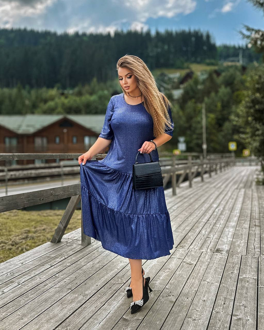 Рокля от блестяща материя с волани